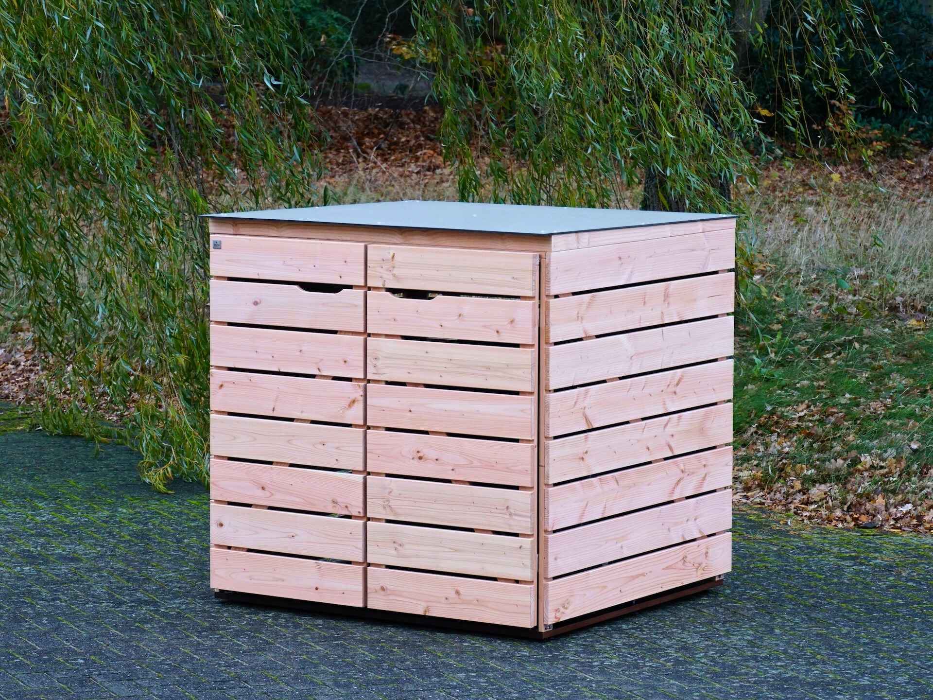 Gesamtansicht der 2er Kinderwagenbox Classic in Natur mit HPL-Dach in Mittelgrau – fotografiert von rechts