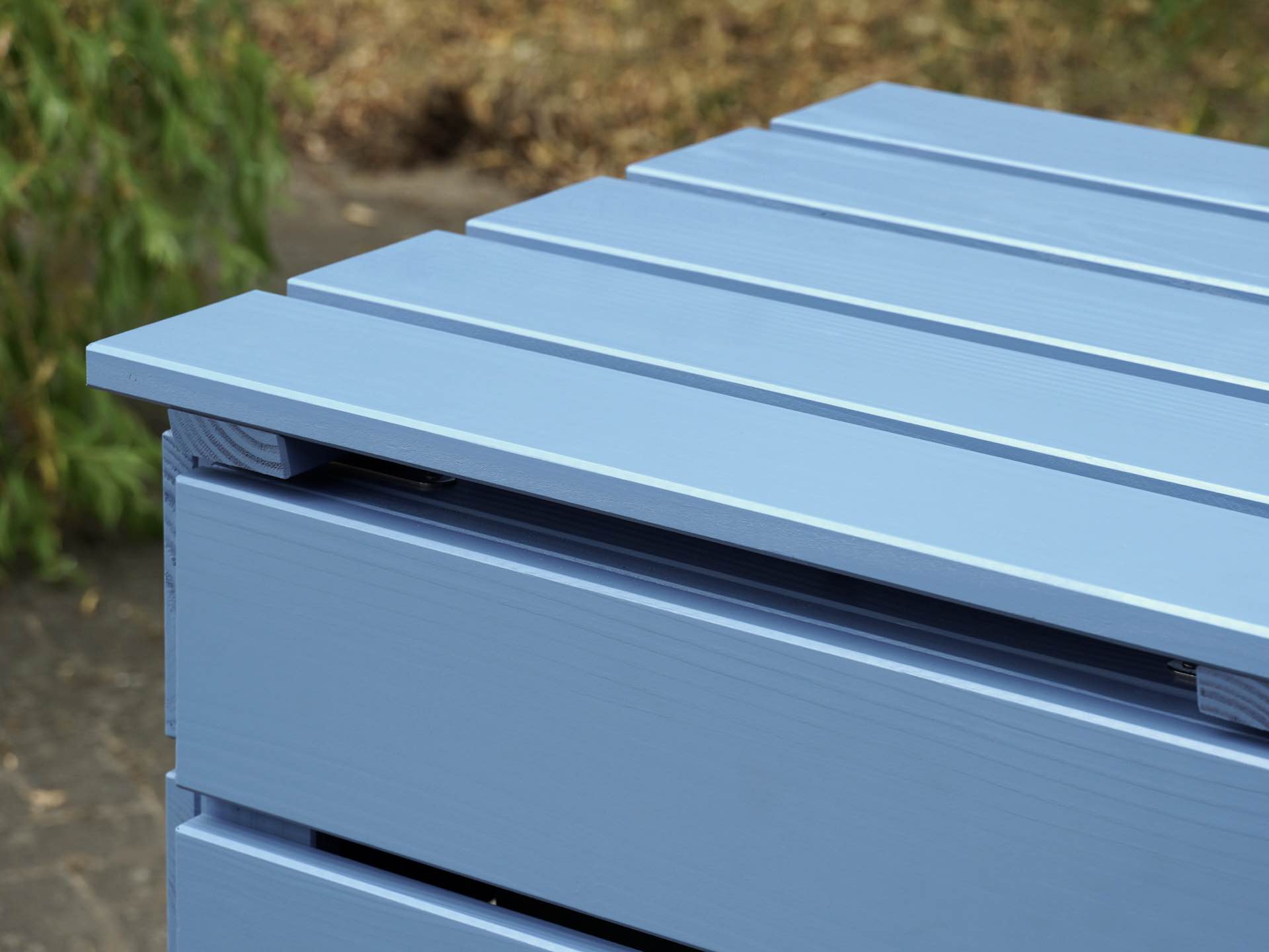 Detailaufnahme des linken Deckels und Tür-Ausschnitts der Mülltonnenbox in Taubenblau
