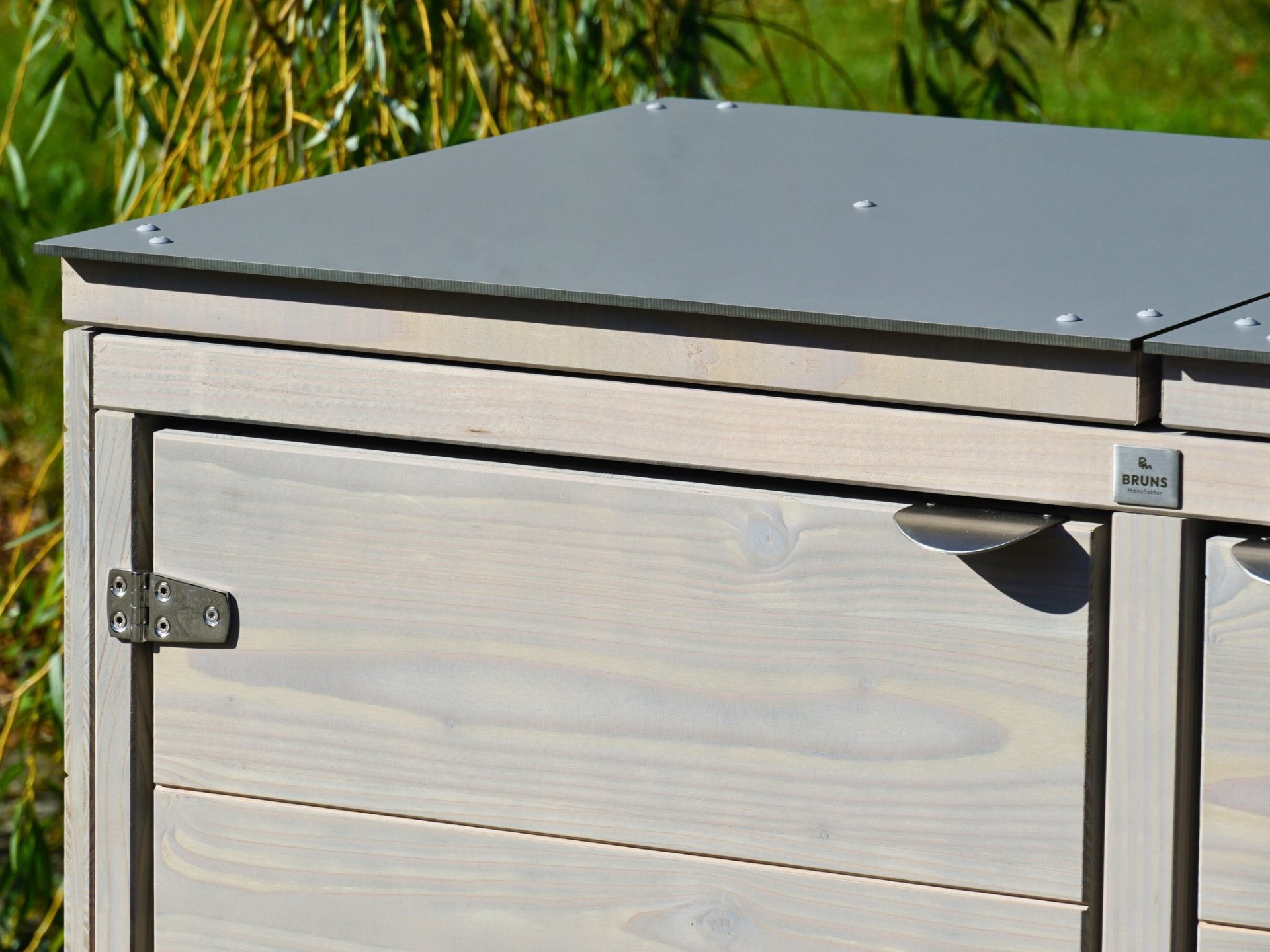 2er Mülltonnenbox Cubus 120 L in Grau Geölt – wetterfester Deckel mit HPL-Outdoorplatte in Mittelgrau – Detail