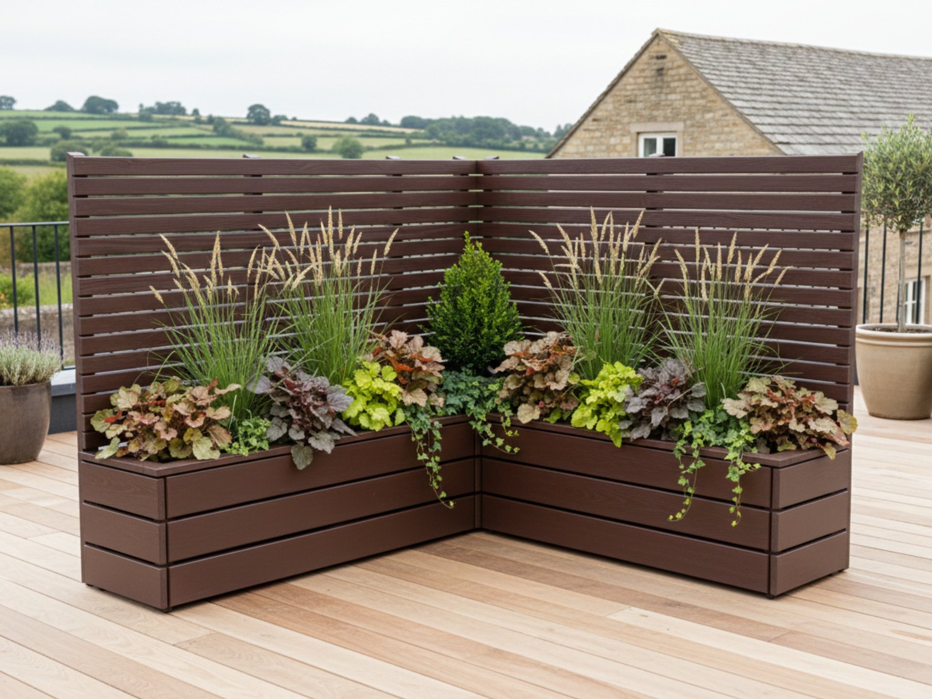 Pflanzkasten-Ecke Classic 220 in Dunkelbraun mit Sichtschutz A10 als platzsparende Eckenlösung für Dachterrassen.