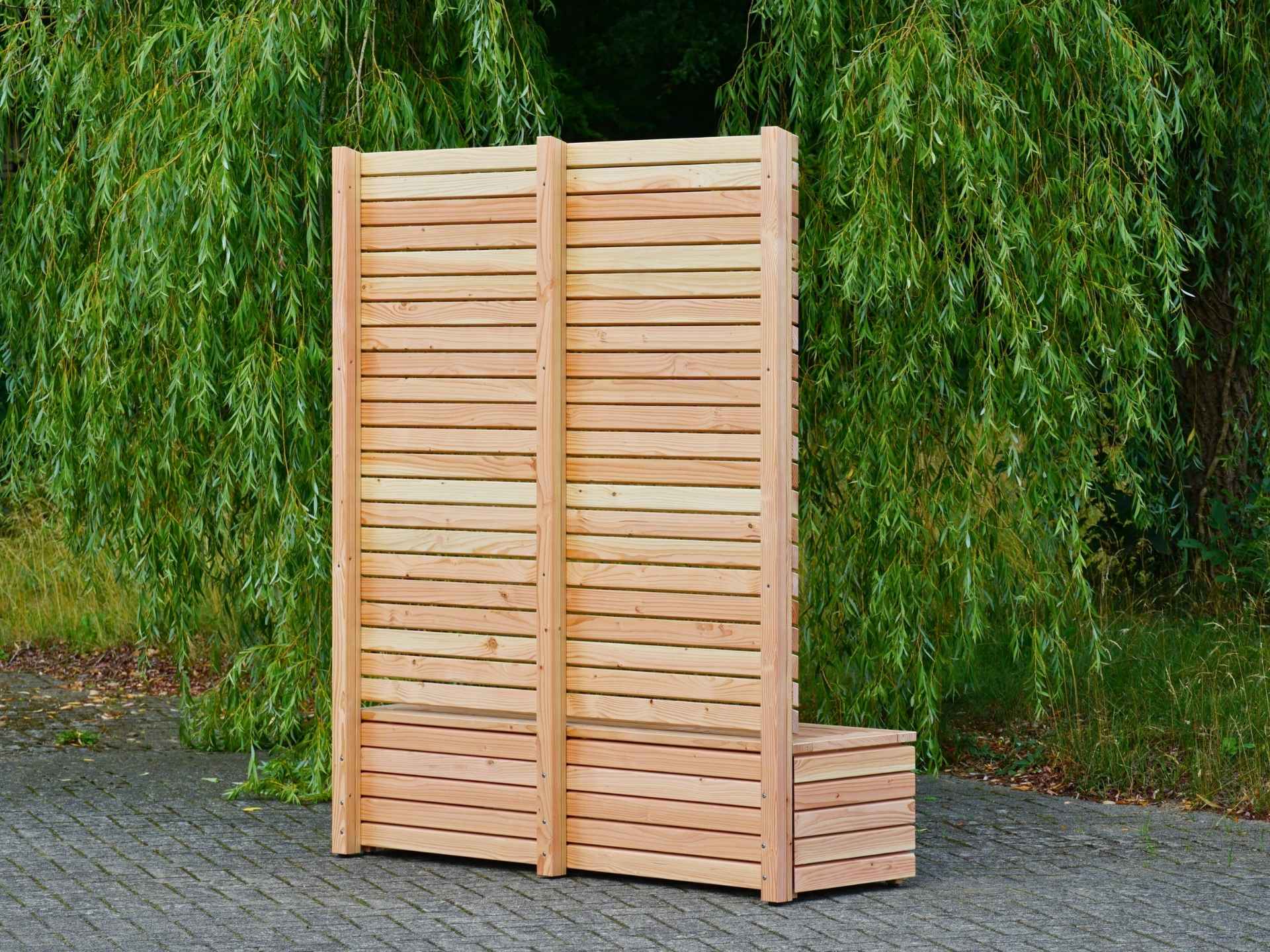 Rückseite der Sitzbank Classic 170 mit Sichtschutz A10 in Natur – Fokus auf die stabilen Pfosten und die freistehende Konstruktion