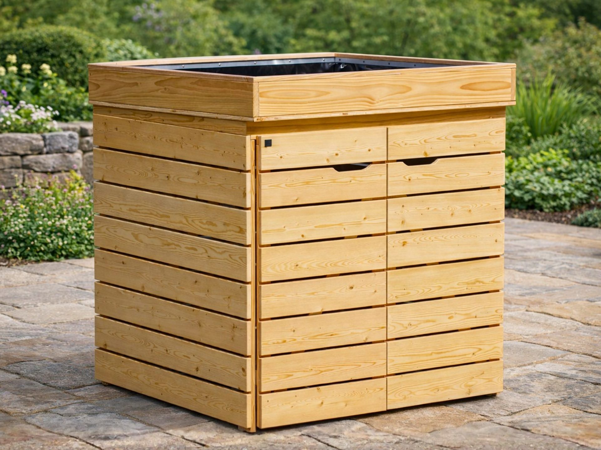 Kinderwagenbox aus geölter Douglasie mit bepflanzbarem Gründach für Außenbereich und Eingangsbereiche.