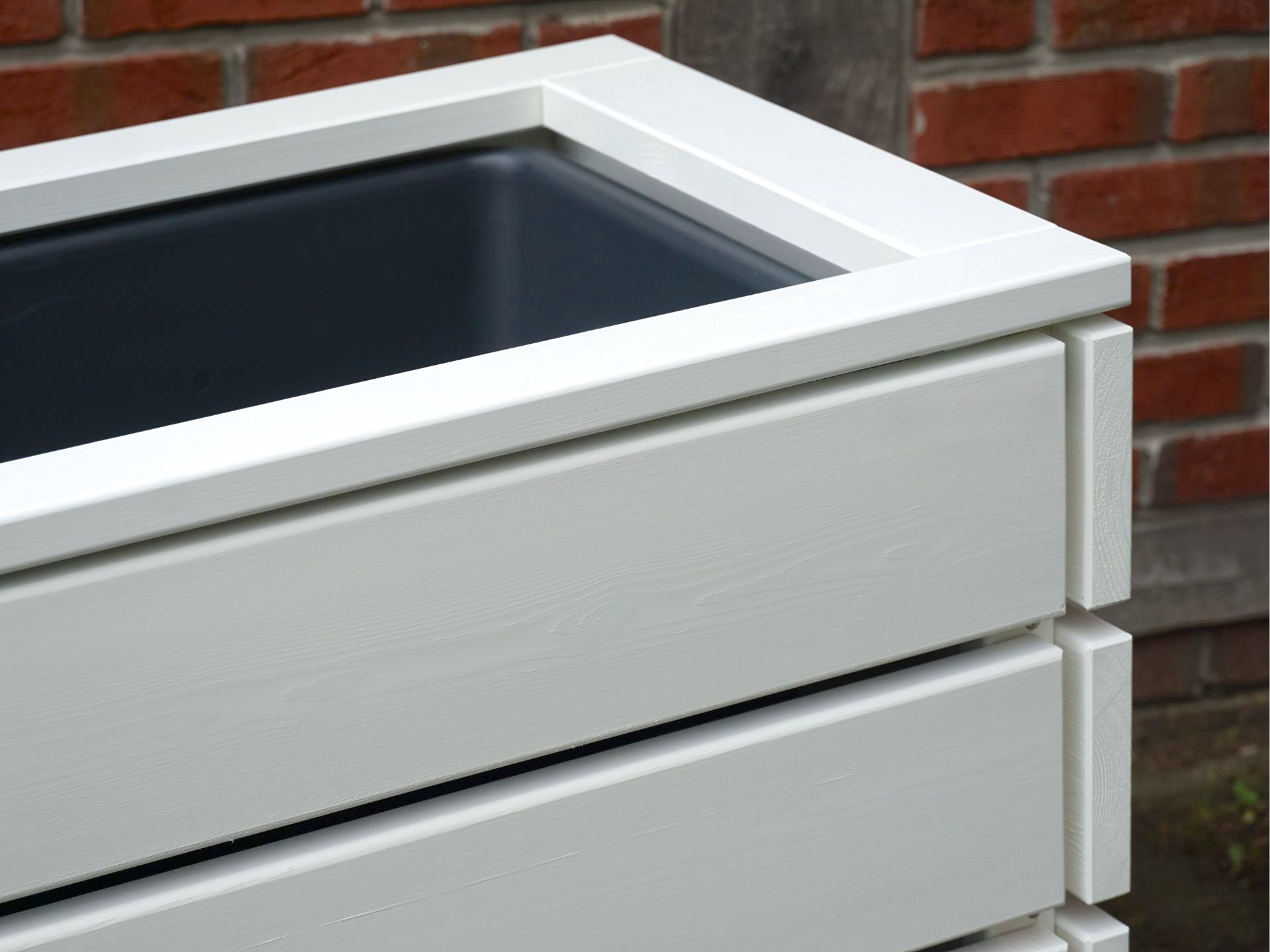 Blick in Pflanzkasten Classic in Weiß – Rahmen und Pflanzeinsatz gut sichtbar