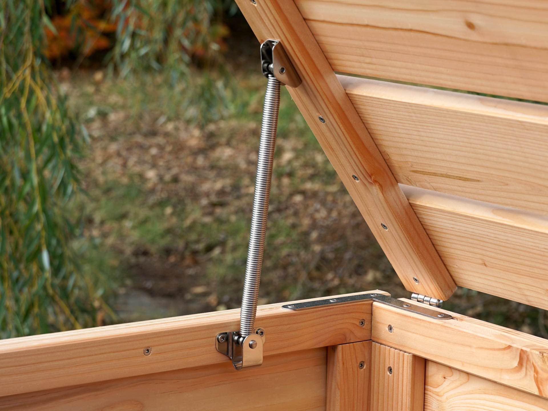 Detailaufnahme eines geöffneten Deckels mit Edelstahl-Feder