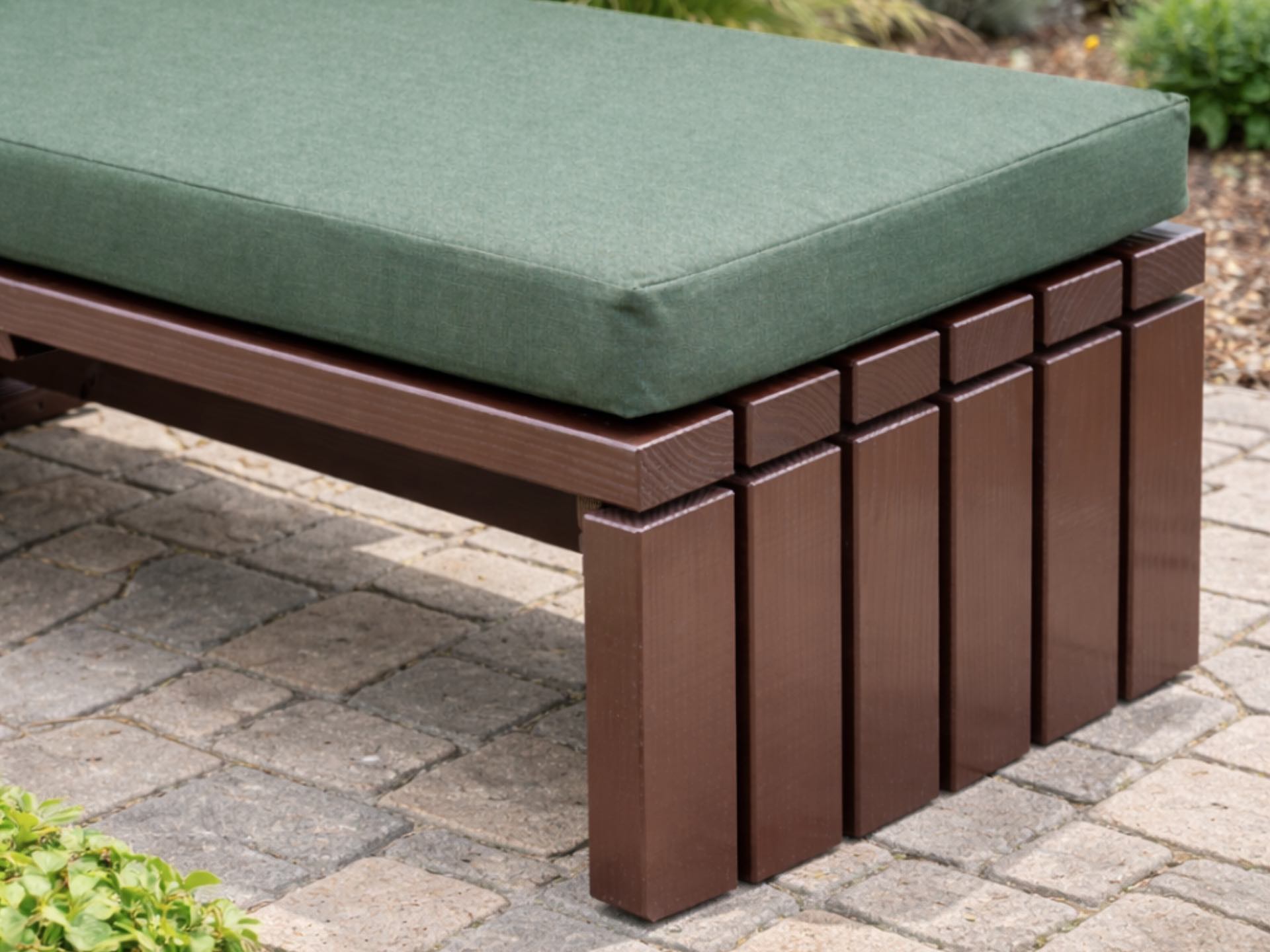 Lounge Hocker 120 Dunkelbraun mit bequemem Loungepolster in Dunkelgrün – Detail