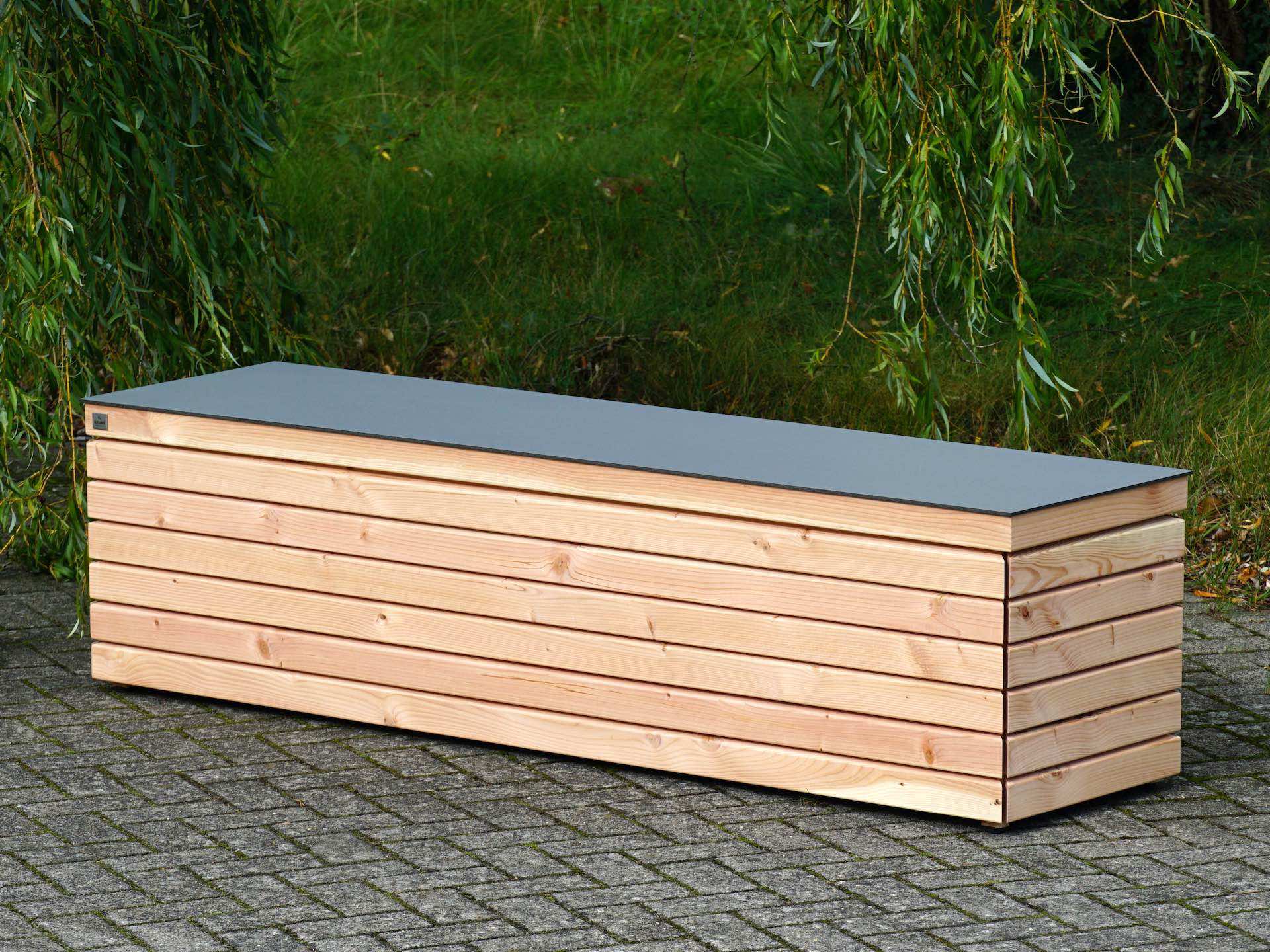 Gartenbox mit HPL-Innenverkleidung – Blick in den Innenraum mit sauber verarbeitetem Holzboden	