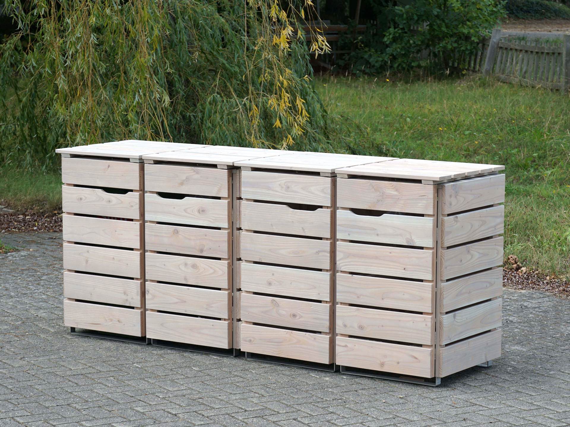 4er Mülltonnenbox in Grau Geölt, von vorn rechts, geschlossen