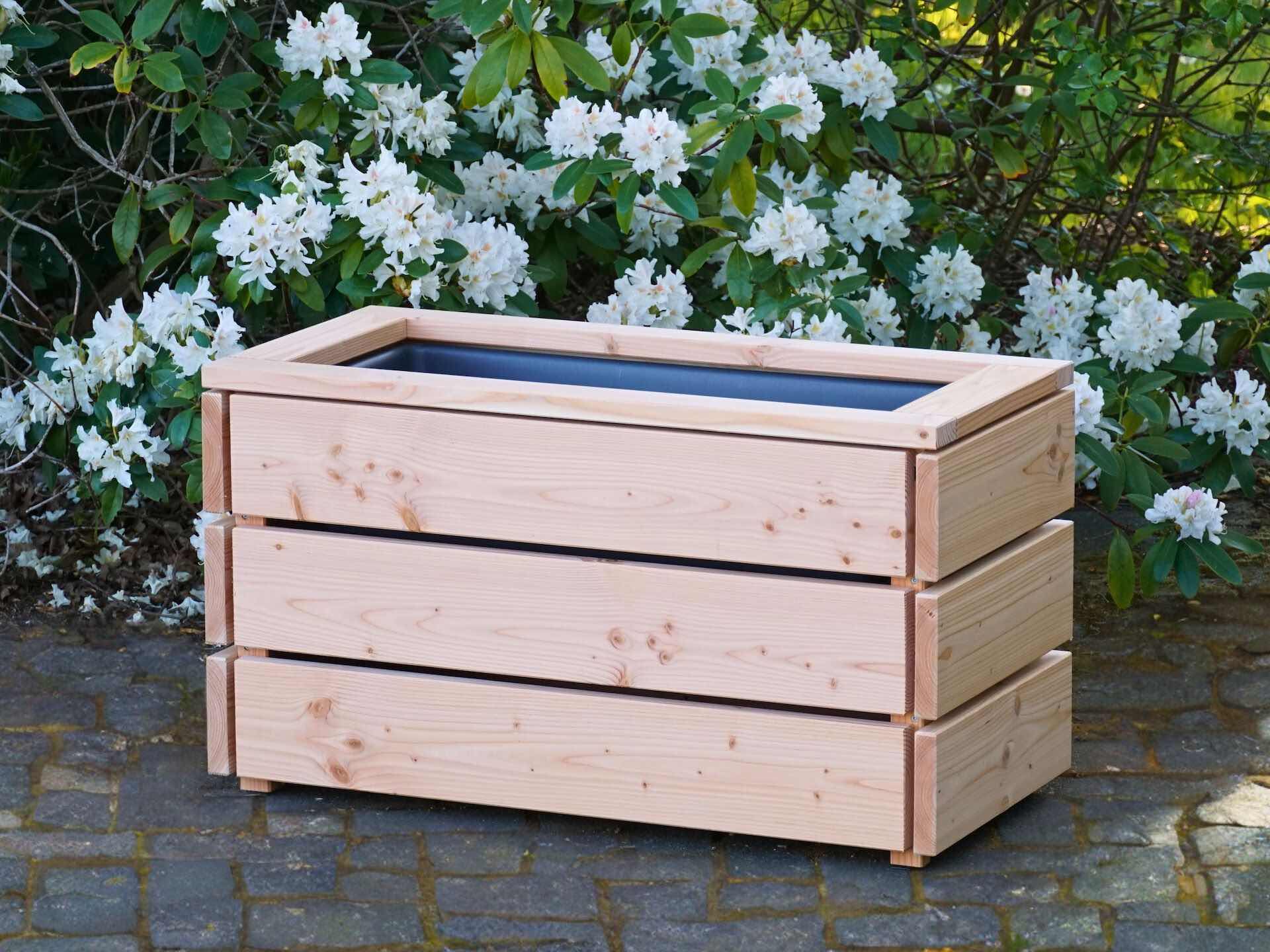 Kleiner Pflanzkasten Classic Douglasie Natur – bepflanzt, von vorn rechts