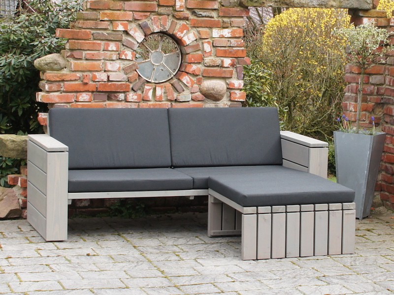 Lounge Ecke in Grau Geölt mit Polstern in Anthrazit – 3-4 Sitzer und Hocker als komfortable Fußablage