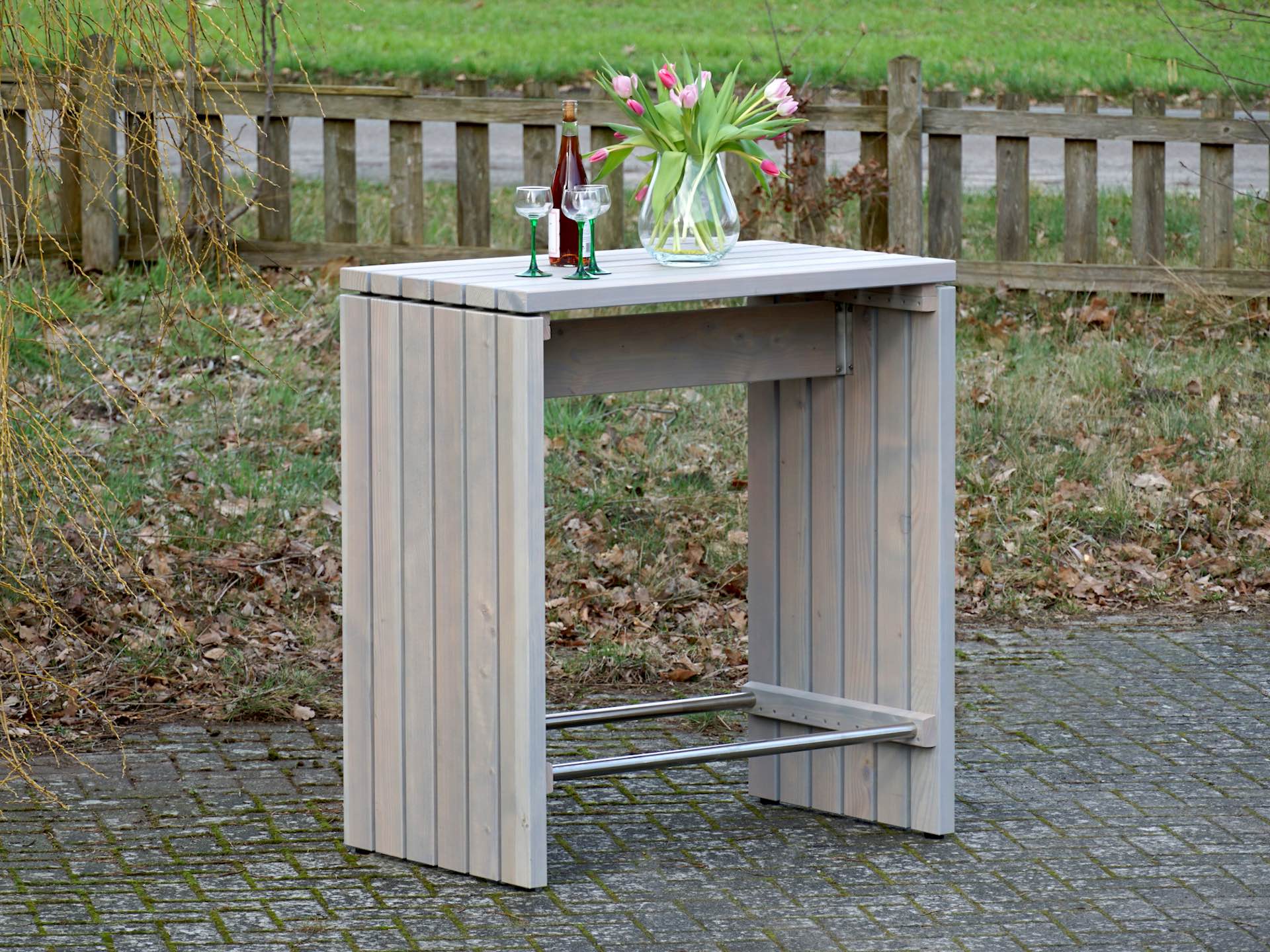 Stehtisch Kubus aus grau geölter Douglasie mit Tischdeko, Ansicht von vorn links