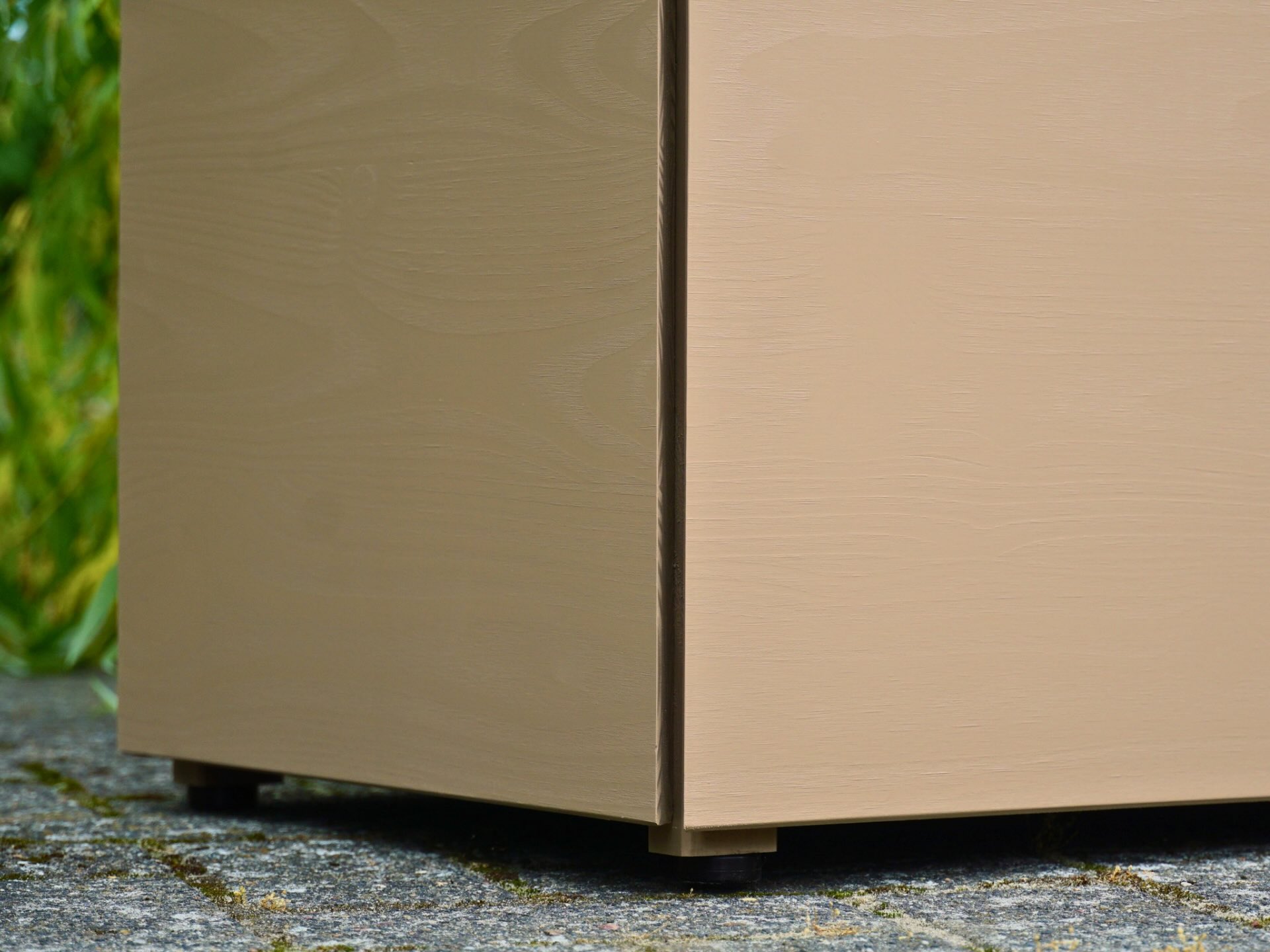 Pflanzkastenfuß mit integriertem Bodengleiter, der das Holz vom feuchten Untergrund fernhält und vor Erdfeuchte schütz