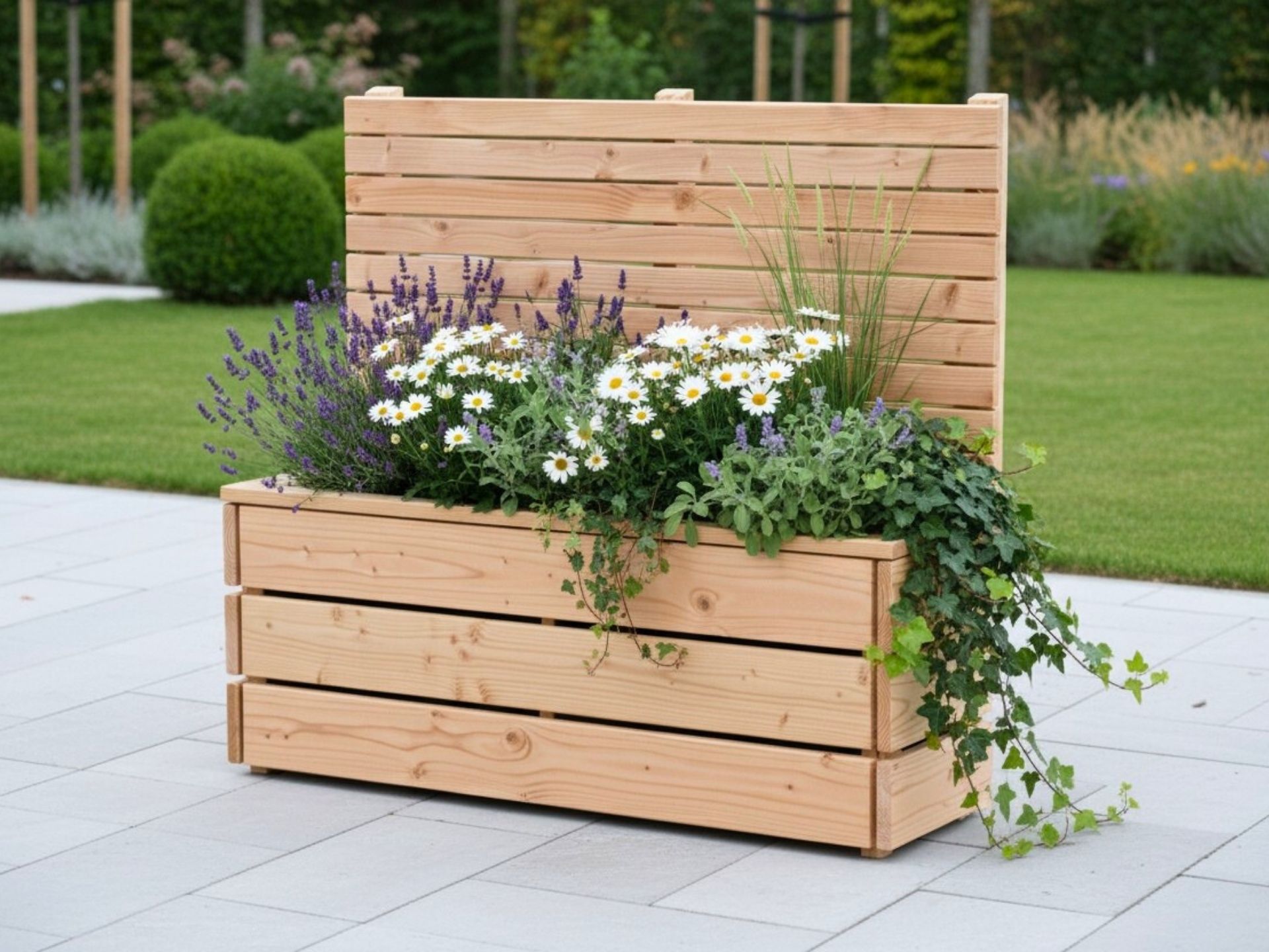Pflanzkasten Classic 2S mit Sichtschutz A10 aus Holz, kompakte Lösung für Balkon oder kleine Terrasse, dekorativ und wetterfest.