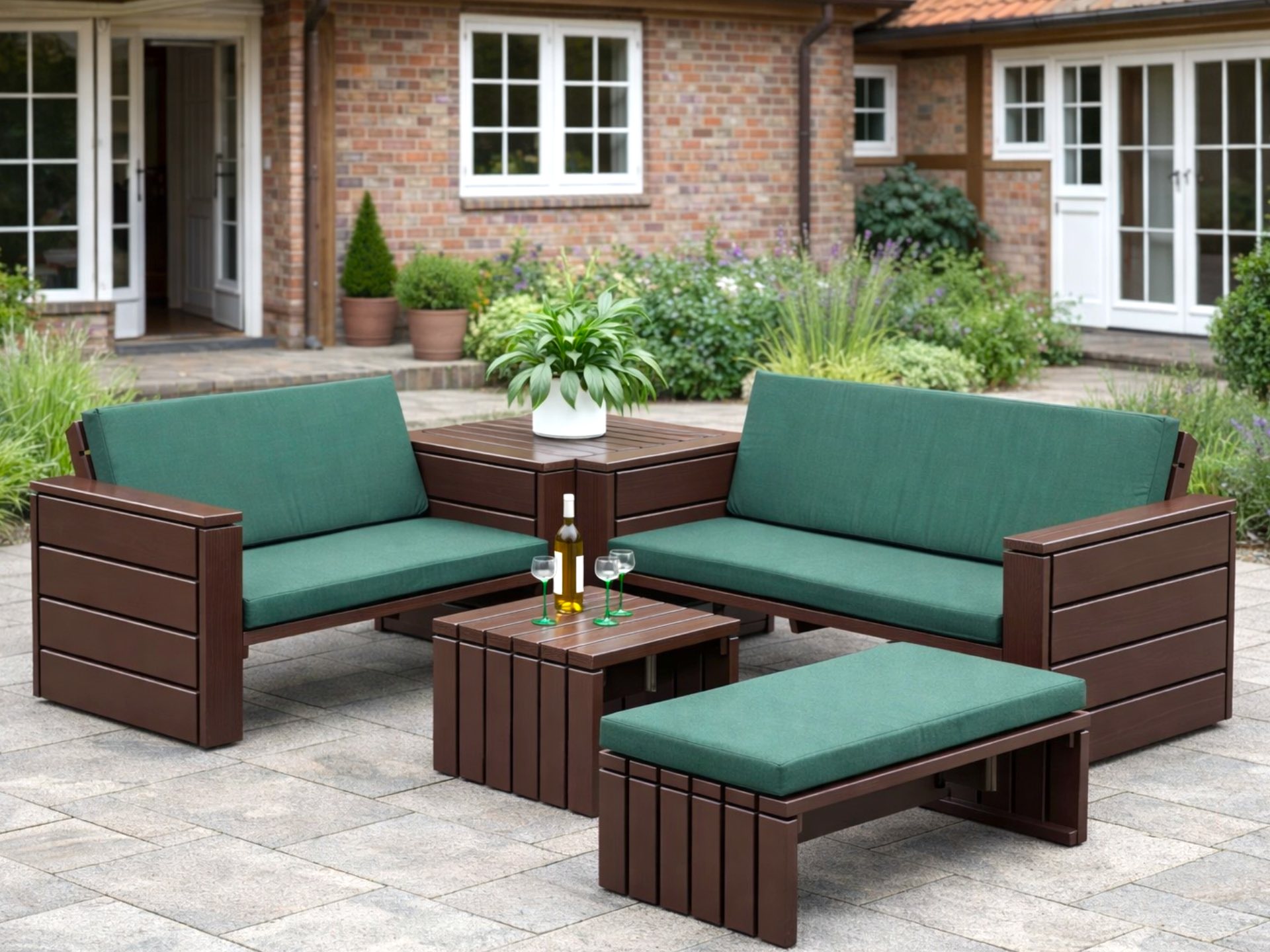 Loungemöbel-Ecke in Dunkelbraun mit dunkelgrünen Polstern als individuell planbare Outdoor-Lounge nach Maß.