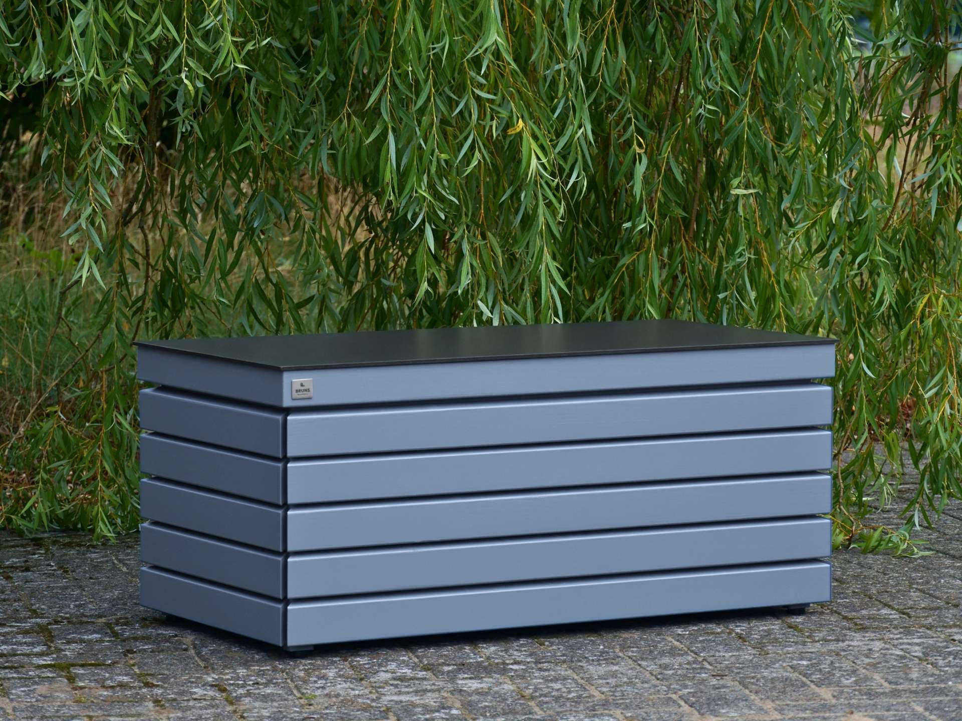 Gesamtansicht der Gartenbox Rhombus in Taubenblau – fotografiert von der linken Seite, geschlossen