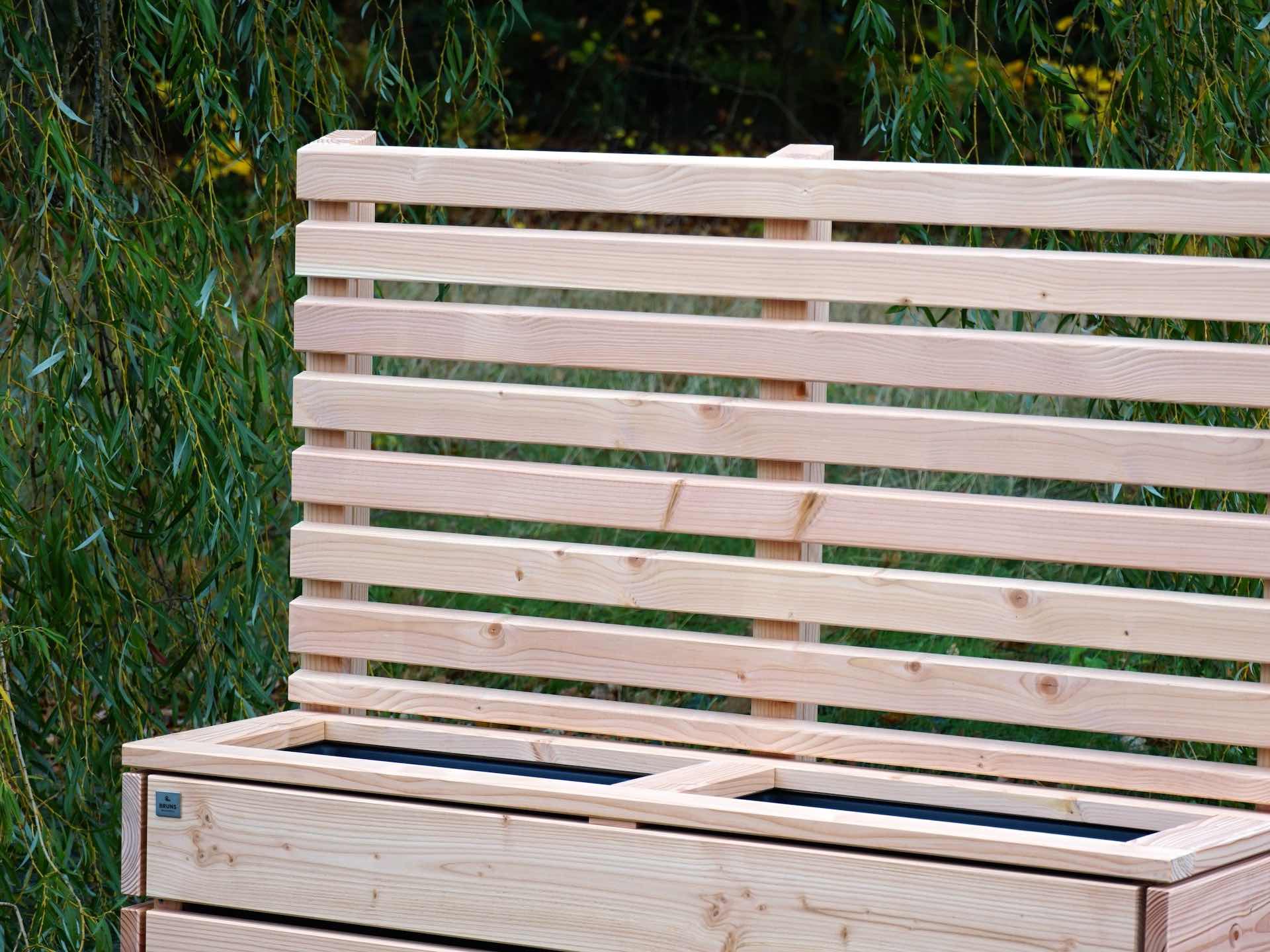 Detailaufnahme des Pflanzkastens Classic 2S mit Sichtschutz A30 in Douglasie Natur – Fokus auf Pflanzeinsätze und die 30 mm Fugenstruktur des Sichtschutzes