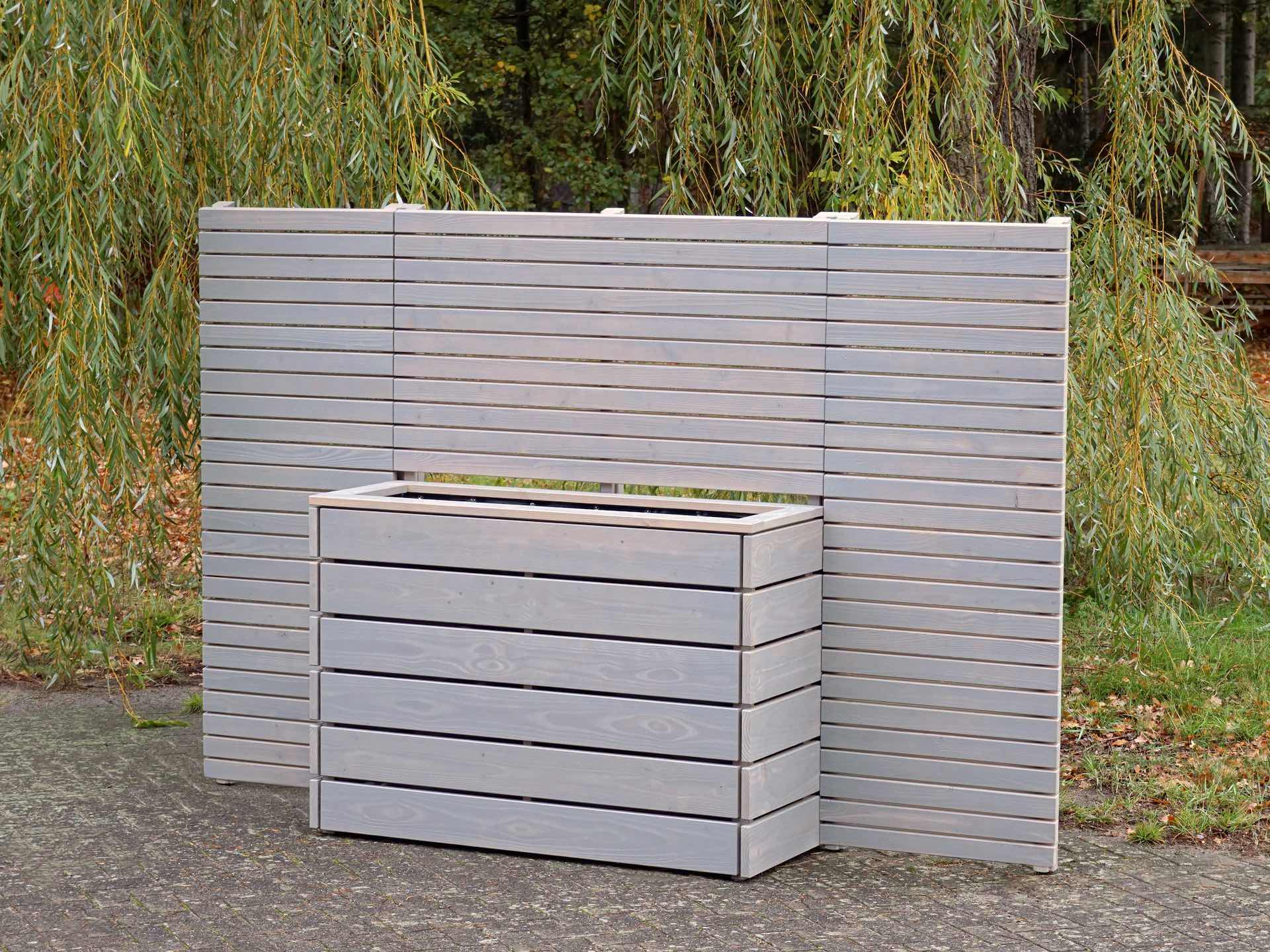 Sichtschutzlösung aus Holz: Pflanzkasten Classic mit Sichtschutz A10, erweitert durch seitliche Module – hier von vorn rechts aufgenommen.
