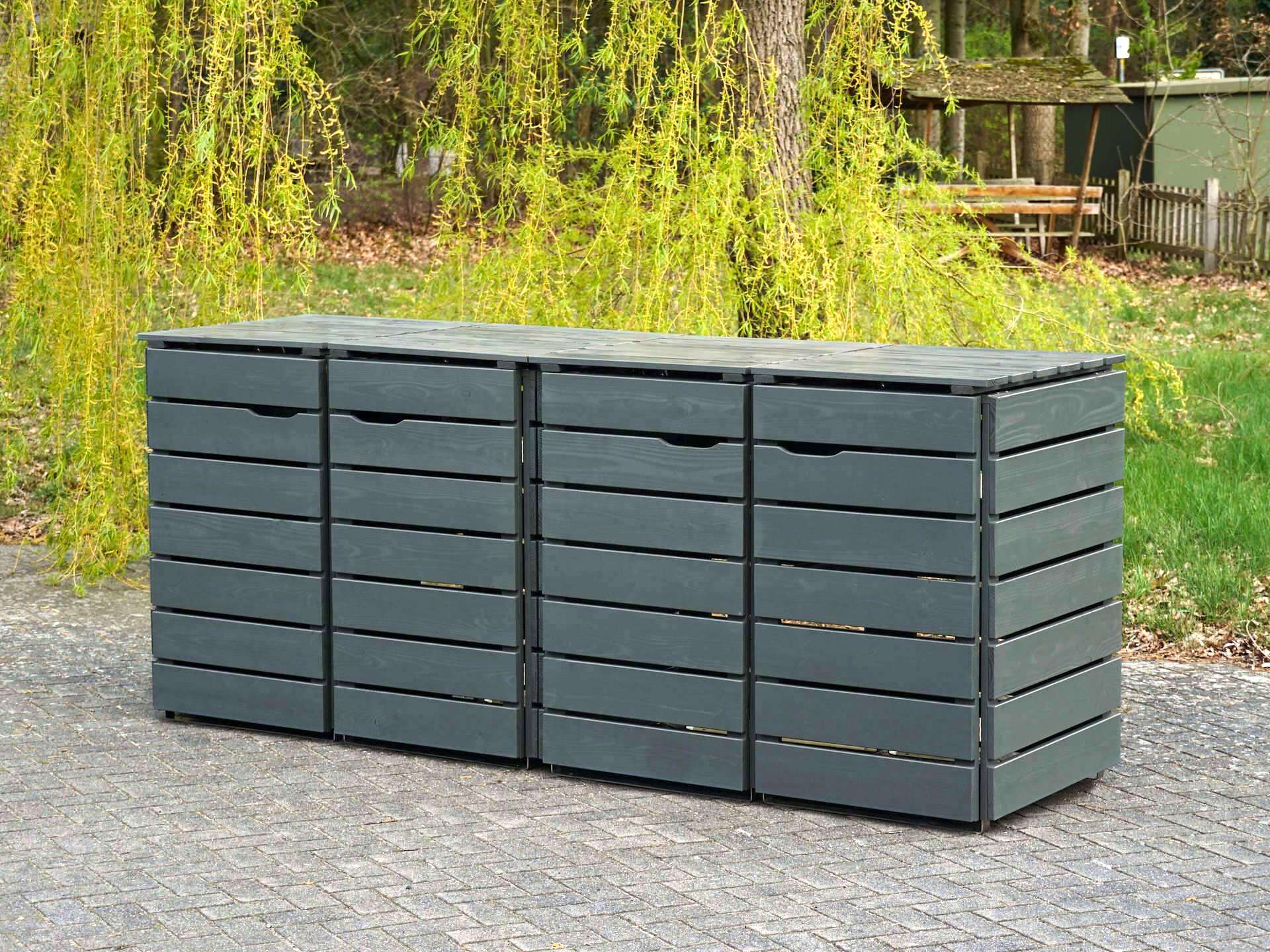 4er Mülltonnenbox in Grau, von vorn rechts aufgenommen, geschlossen