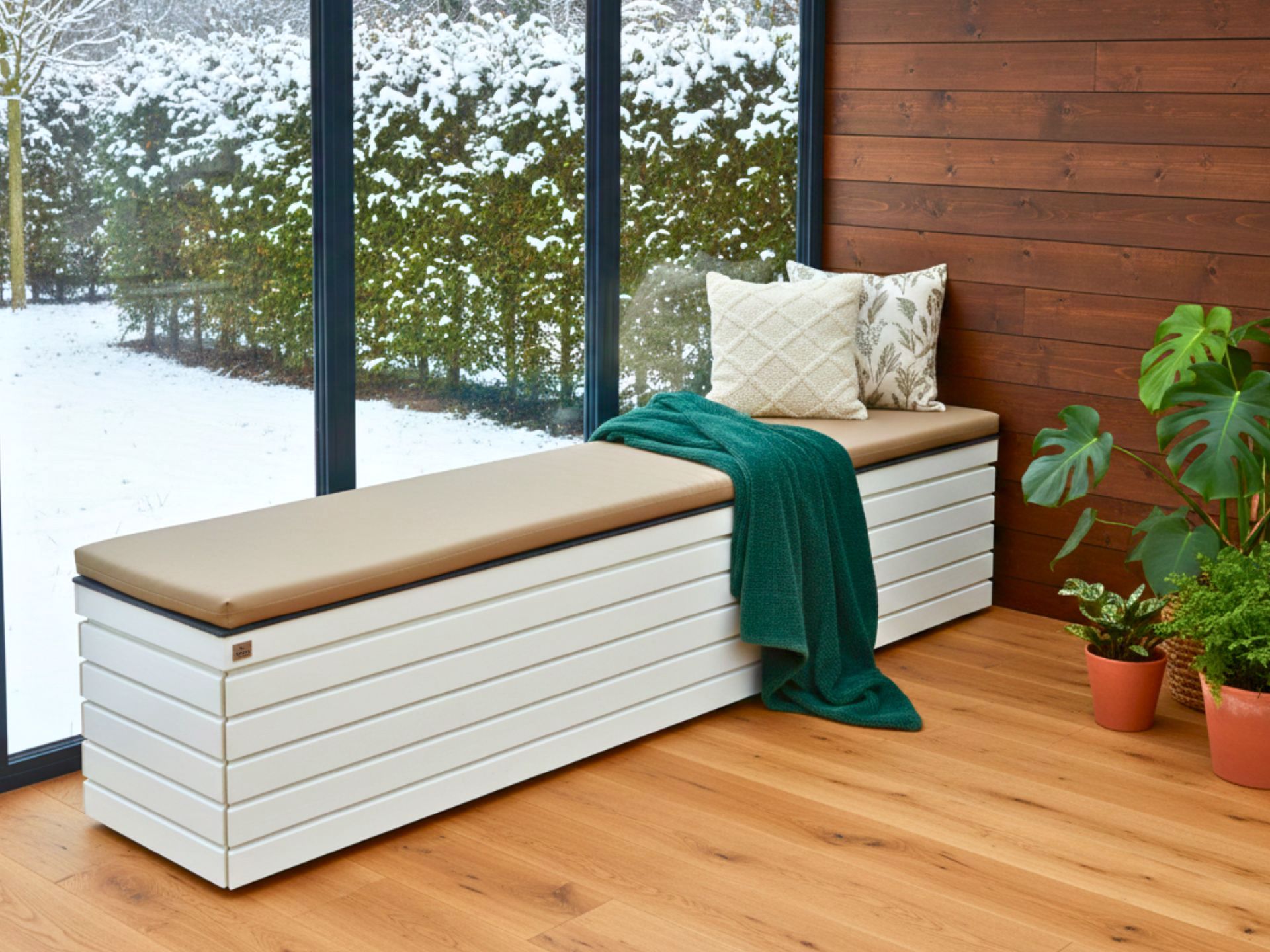 Wetterfeste Sitztruhe Rhombus 220 in Weiß mit Sitzpolster in Sand, kombiniert Sitzkomfort und Stauraum.