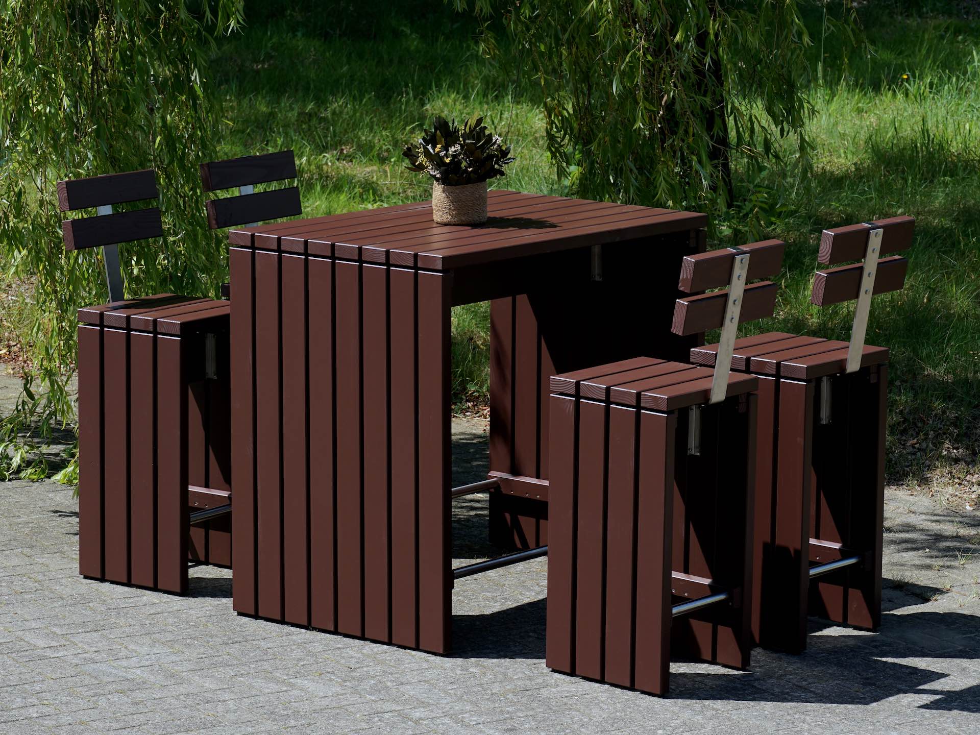 Stehtisch-Set Kubus in Douglasie dunkelbraun ohne Polster, kubische Formen in Reinkultur